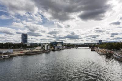 Point du Jour - vue sur les entreprises Point.P, Cemex et l'unité de production de Port Victor - Agrandir l'image 4 sur 20, fenêtre modale