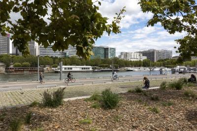 Port du Point du Jour - Berges du quai favorisant la promenade des passants et la mixité des usages (usage vélos) - Agrandir l'image 6 sur 20, fenêtre modale