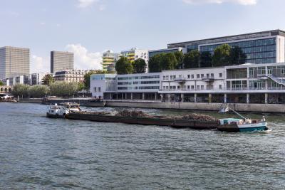 Port du Point du Jour - Péniche de matériaux passant devant la Maison de la Batellerie - Agrandir l'image 7 sur 20, fenêtre modale