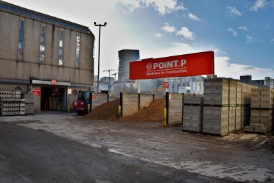 Port de Bercy- Matériaux de construction de l'entreprise POINT.P sur un quai partagé - Agrandir l'image 13 sur 20, fenêtre modale
