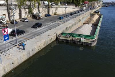 Port de Bercy - Activité industrielle de BTP sable et gravier - Agrandir l'image 9 sur 20, fenêtre modale