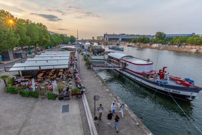 Port de la gare - terrasses d'installations flottantes en bord à quai - Agrandir l'image 15 sur 20, fenêtre modale