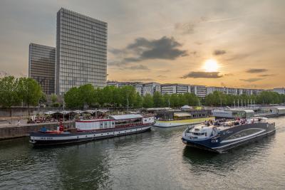 Port de la gare - terrasses d'installations flottantes en bord à quai - Agrandir l'image 14 sur 20, fenêtre modale