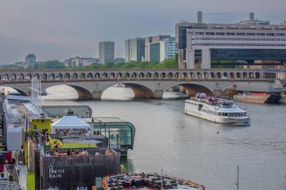 Vue aérienne du port de la Gare, son quai et ses terrasses dans le 13e arrondissement de Paris. - Agrandir l'image, fenêtre modale