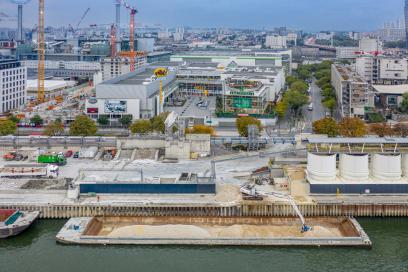 Pousseur fluvial l'Aigle amarré sur le quai du site Cemex quai d'Ivry à Paris. - Agrandir l'image, fenêtre modale