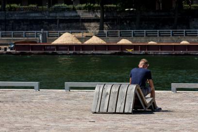 Mobilier urbain mis en place sur le port de Javel - Agrandir l'image, fenêtre modale