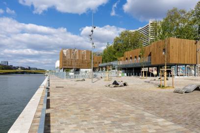 Port de Javel Bas, à proximité la centrale Lafarge Mirabeau. - Agrandir l'image, fenêtre modale