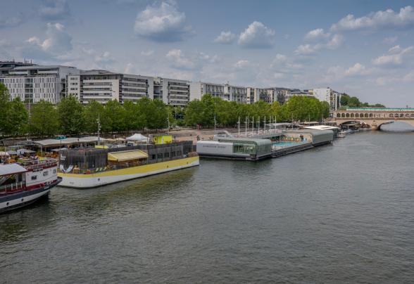 Vue sur le port de la Gare à Paris avec les établissements flottants et la piscine Joséphine Baker - Agrandir l'image, fenêtre modale