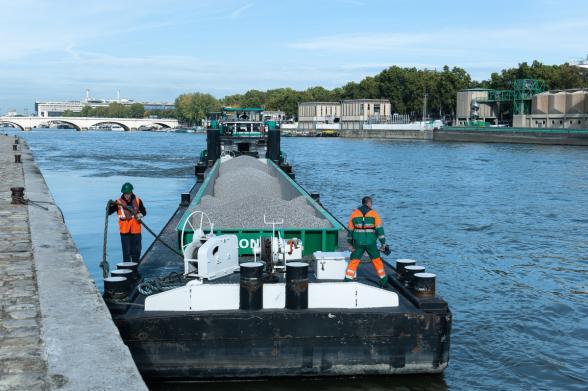 Barge fluviale en train d’accoster sur un quai parisien - Agrandir l'image, fenêtre modale