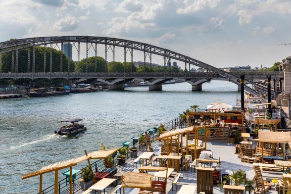 Vue aérienne d’une terrasse d’un restaurant en bord de Seine à Paris - Agrandir l'image, fenêtre modale