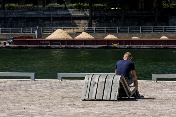Mobilier urbain mis en place sur le port de Javel - Agrandir l'image, fenêtre modale